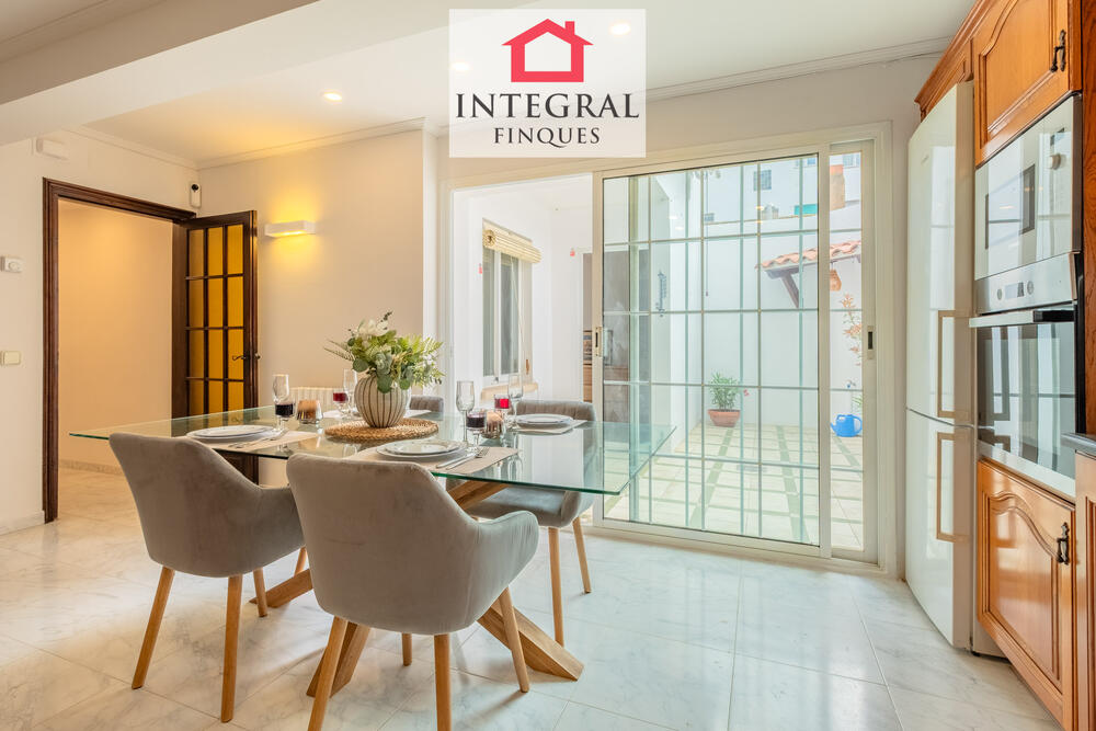 Menjador connectat amb el pati interior, ideal per gaudir de moments especials. Menjador connectat amb el pati interior, ideal per gaudir de moments especials.