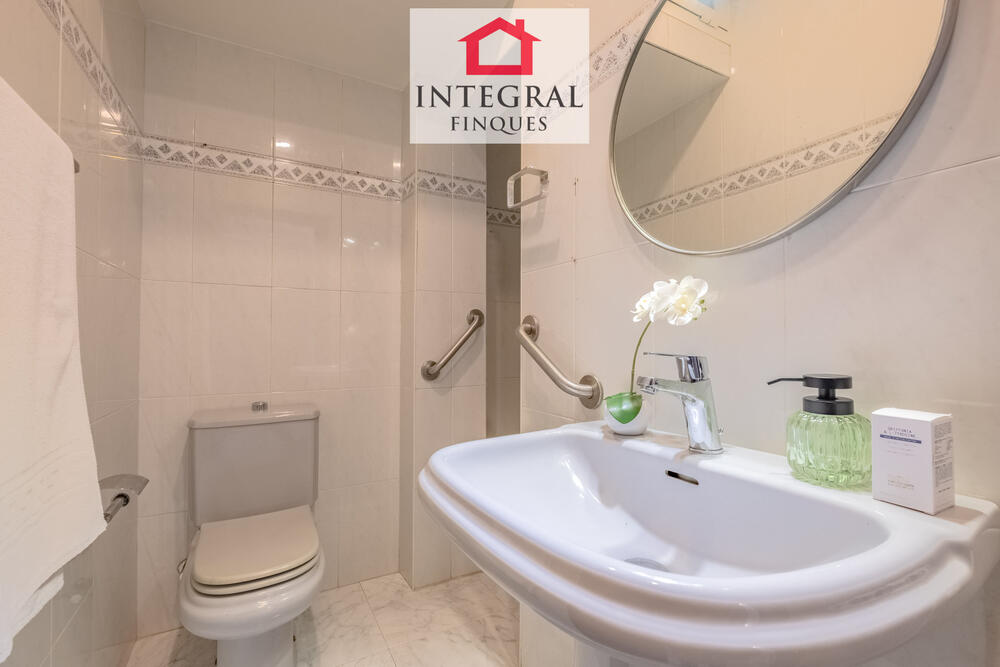 Lavabo de la planta baixa amb dutxa. Lavabo de la planta baixa amb dutxa.