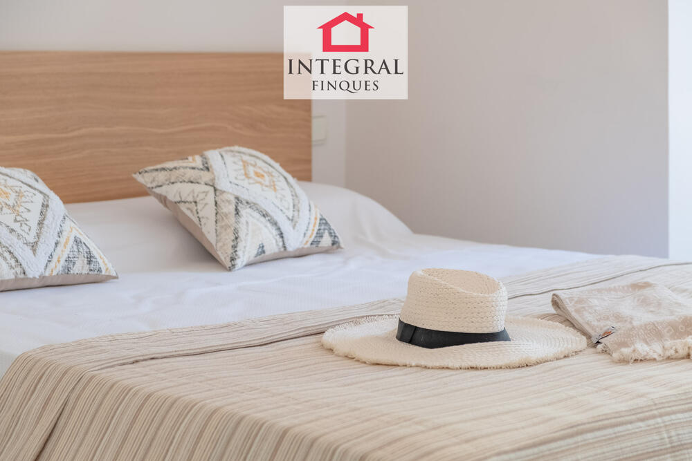 Casa en segona línia de mar amb encant, ideal per gaudir d’unes vacances amb família o amics. Casa en segona línia de mar amb encant, ideal per gaudir d’unes vacances amb família o amics.