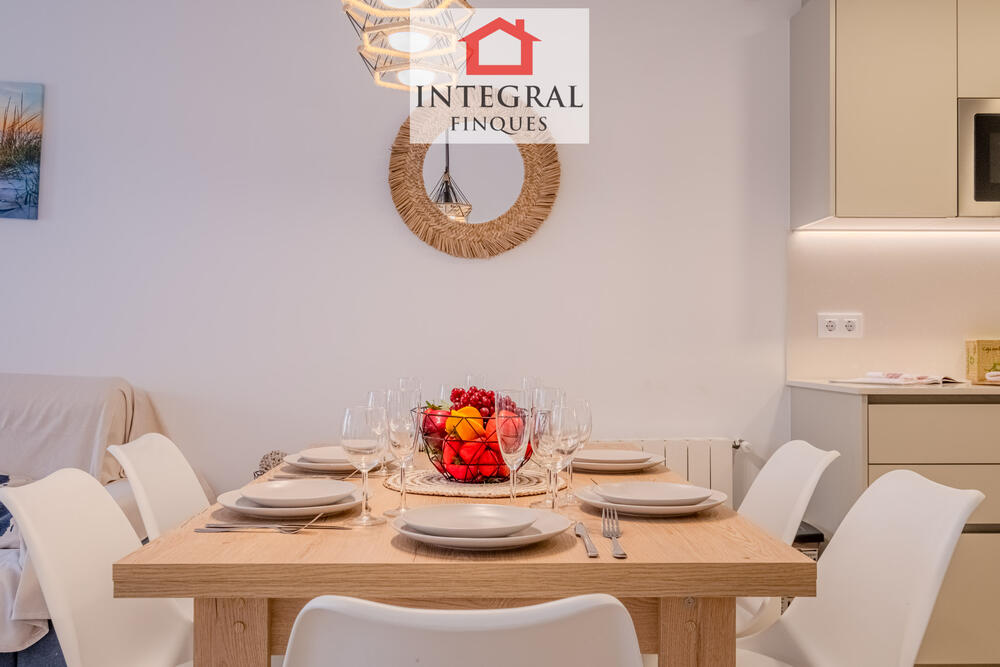 Taula del menjador per gaudir d'un dinar en família. Taula del menjador per gaudir d'un dinar en família.