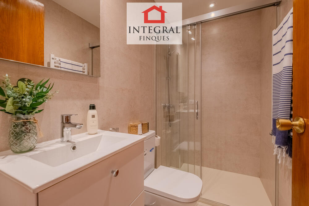 Lavabo en suite complet amb dutxa. Lavabo en suite complet amb dutxa.