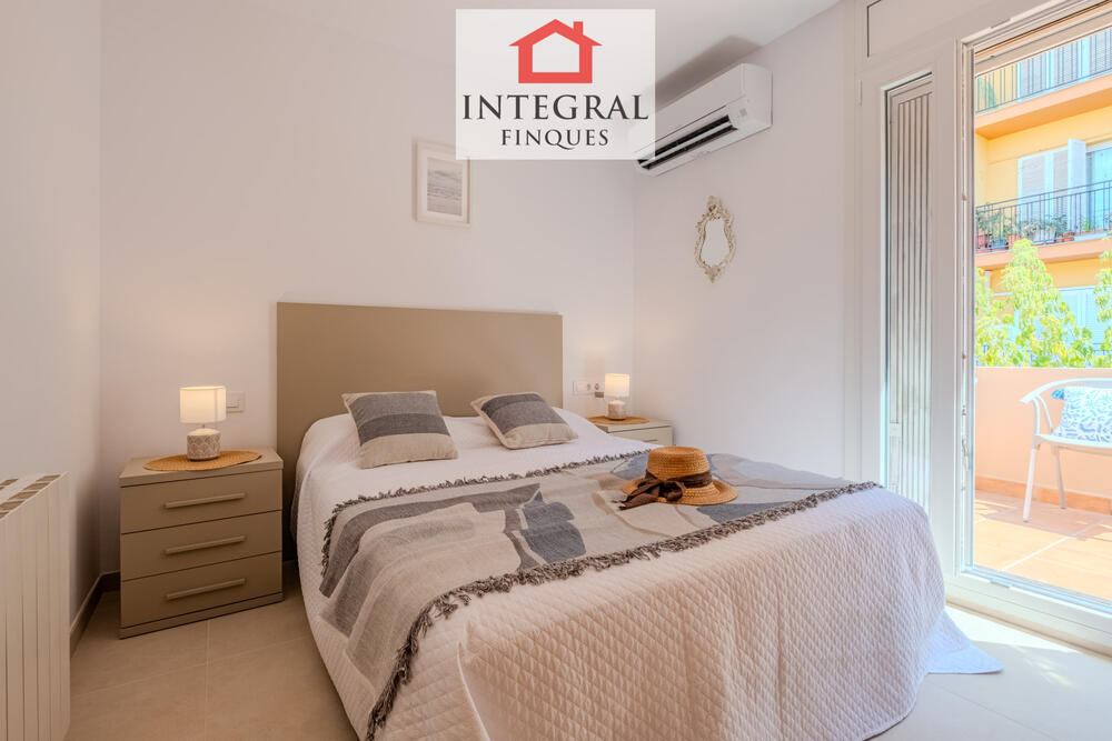 Habitació amb llit doble, aire condicionat i accés directe a l'àmplia i encantadora terrassa. Habitació amb llit doble, aire condicionat i accés directe a l'àmplia i encantadora terrassa.