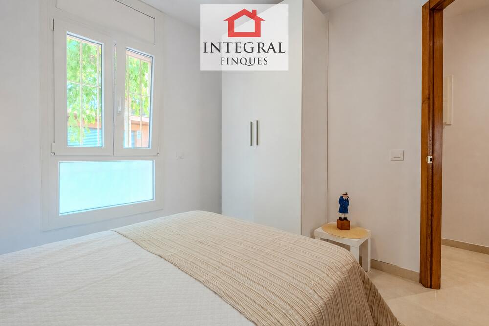 Habitació de matrimoni amb espai demmagatzematge. Habitació de matrimoni amb espai demmagatzematge.