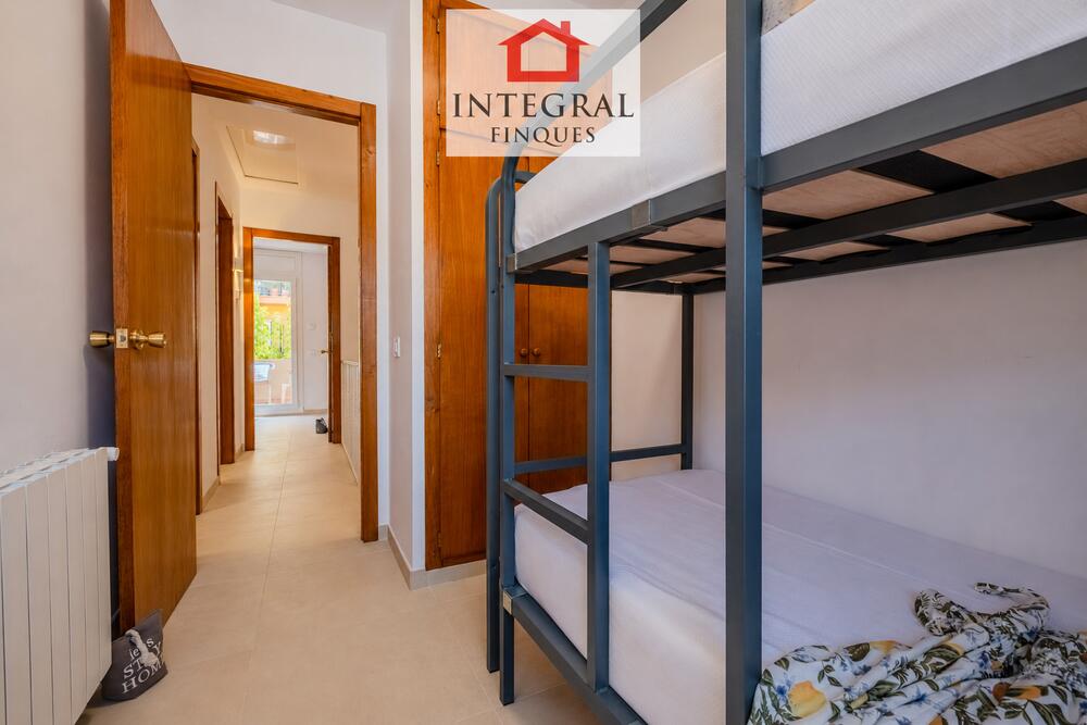 Habitació amb lliteres i espai per emmagatzematge. Habitació amb lliteres i espai per emmagatzematge.