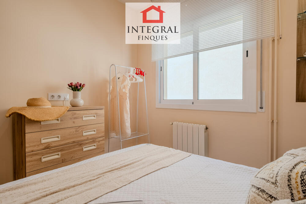 Còmoda habitació doble amb ampli espai d'emmagatzematge per a la roba. Còmoda habitació doble amb ampli espai d'emmagatzematge per a la roba.