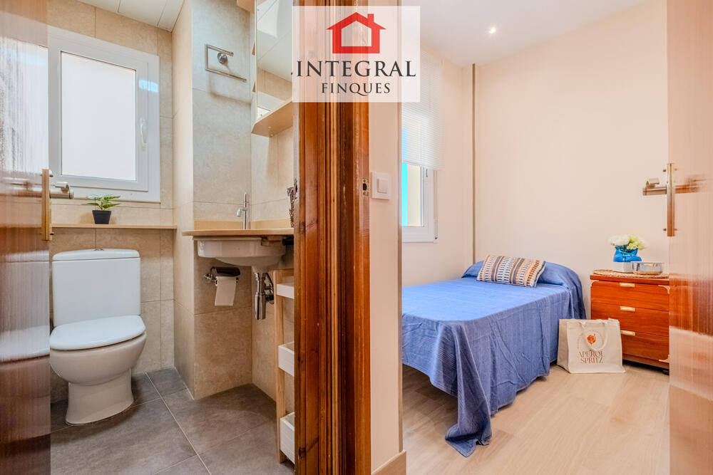 Bany situat al costat de l'habitació doble amb dos llits individuals. Bany situat al costat de l'habitació doble amb dos llits individuals.