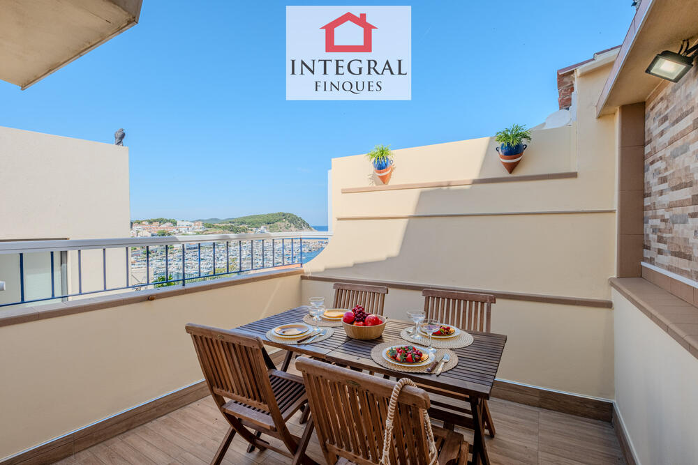 Mobiliari de la terrassa exterior, perfectament equipat per gaudir d'un dinar o un sopar amb els teus estimats. Mobiliari de la terrassa exterior, perfectament equipat per gaudir d'un dinar o un sopar amb els teus estimats.