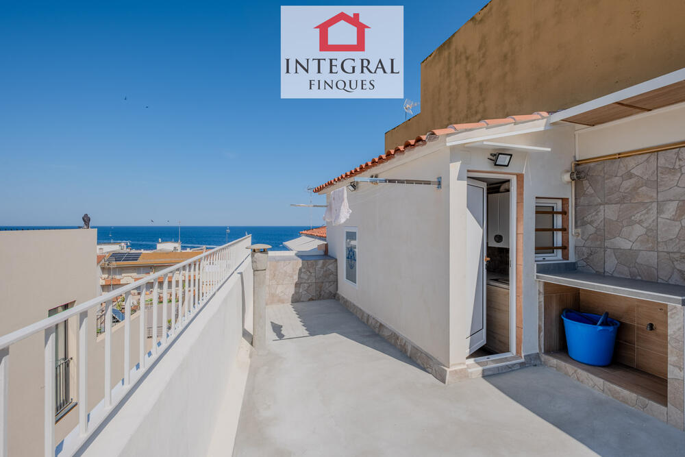 Àmplia terrassa a la planta superior, ideal per gaudir de les espectaculars vistes al mar. Àmplia terrassa a la planta superior, ideal per gaudir de les espectaculars vistes al mar.
