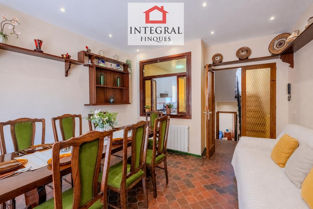 Sala d'estar-menjador amb molta llum natural. Sala d'estar-menjador amb molta llum natural.