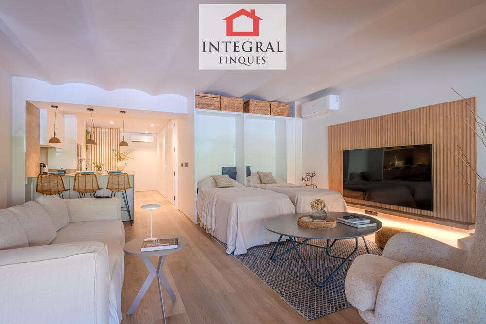 Espaiosa sala d'estar equipada amb dos llits abatibles, ideals per optimitzar l'espai. Espaiosa sala d'estar equipada amb dos llits abatibles, ideals per optimitzar l'espai.