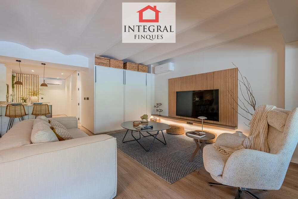 Lluminosa sala d'estar amb aire condicionat, ideal per compartir moments amb la família o els amics. Lluminosa sala d'estar amb aire condicionat, ideal per compartir moments amb la família o els amics.