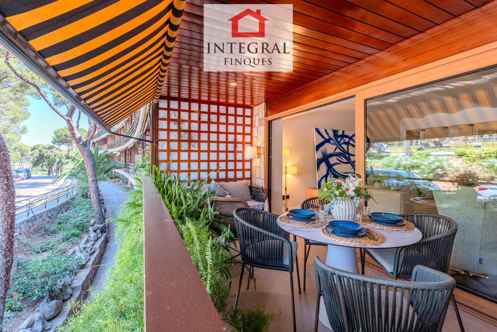 Mobiliari d'exterior, ideal per compartir àpats i relaxar-se en bona companyia. Mobiliari d'exterior, ideal per compartir àpats i relaxar-se en bona companyia.