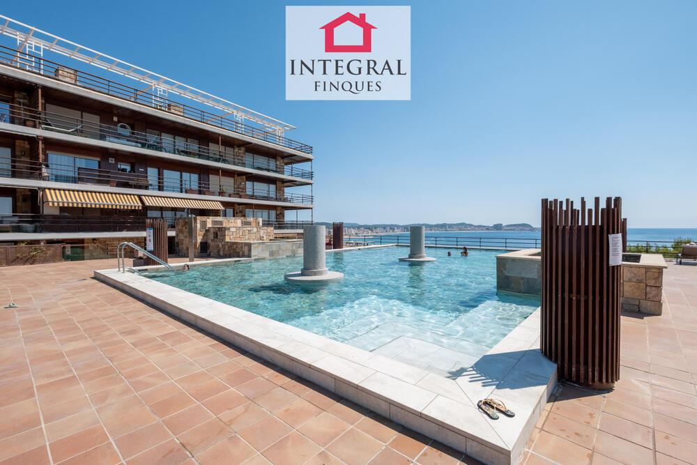 Piscina situada a l'última planta, amb espectaculars vistes panoràmiques al mar. Piscina situada a l'última planta, amb espectaculars vistes panoràmiques al mar.