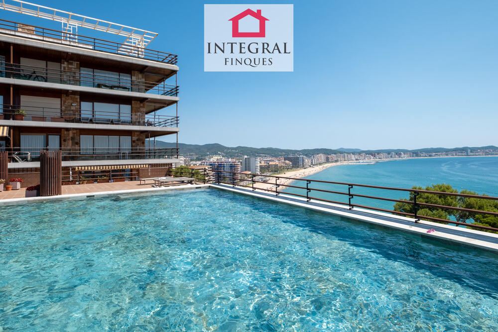 Espectacular vista al mar des de la piscina comunitària situada a l'última planta. Espectacular vista al mar des de la piscina comunitària situada a l'última planta.