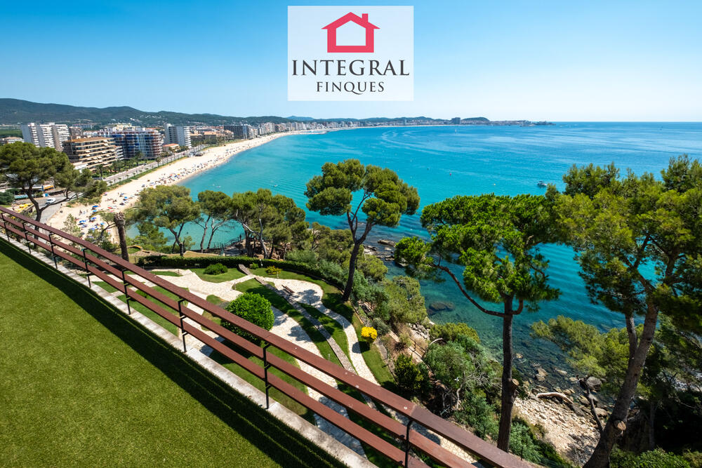 Impressionants vistes a la platja de Sant Antoni des del jardí de l'edifici. Impressionants vistes a la platja de Sant Antoni des del jardí de l'edifici.