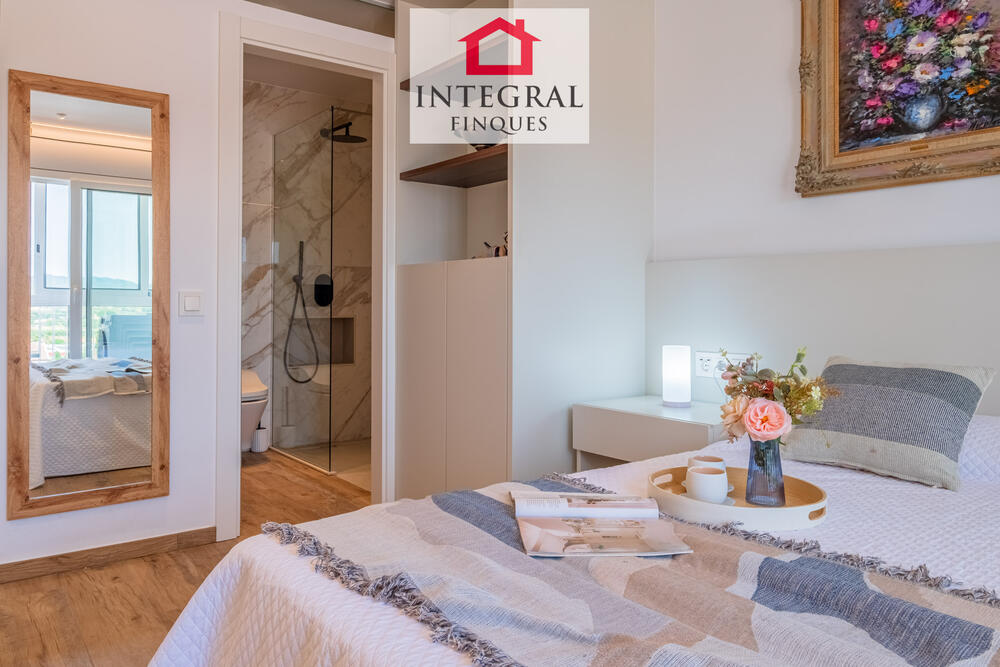 Àmplia habitació, pensada per oferir el màxim confort i un descans reparador. Àmplia habitació, pensada per oferir el màxim confort i un descans reparador.