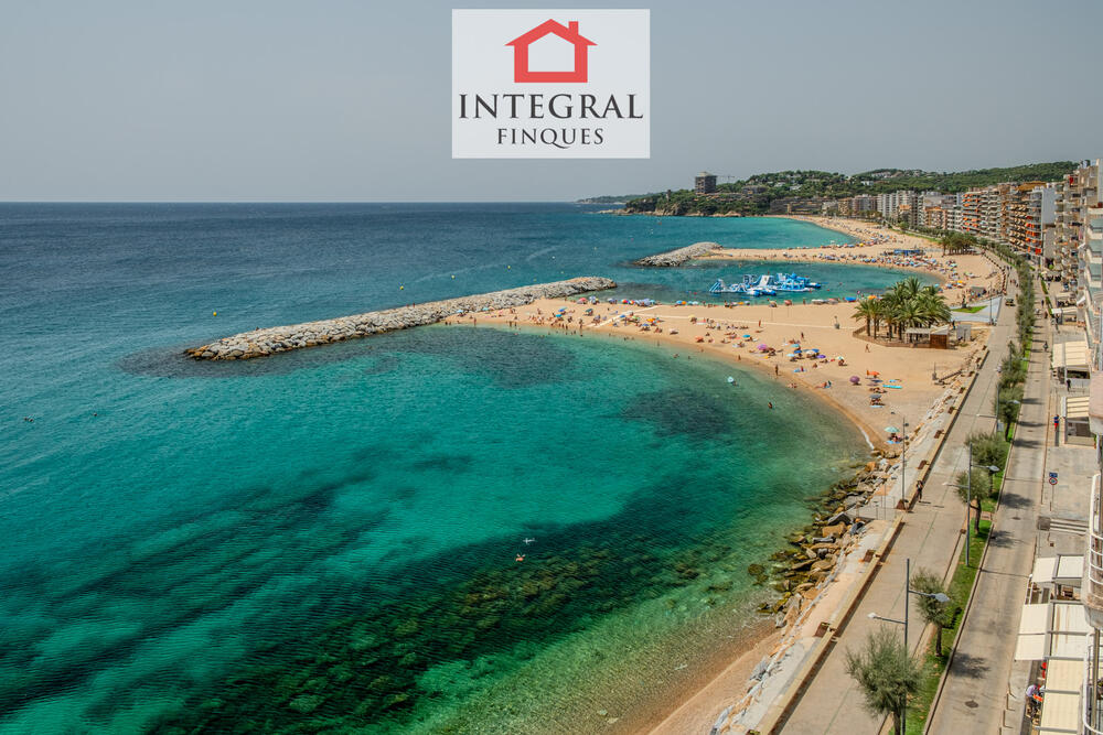Gaudeix d'unes magnífiques vistes des de la terrassa sobre la preciosa platja de Sant Antoni de Calonge. Gaudeix d'unes magnífiques vistes des de la terrassa sobre la preciosa platja de Sant Antoni de Calonge.