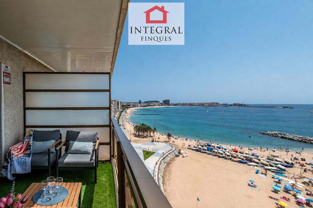 Preciosa terrassa amb vistes directes a la platja i al mar, ideal per gaudir-ne en qualsevol moment del dia. Preciosa terrassa amb vistes directes a la platja i al mar, ideal per gaudir-ne en qualsevol moment del dia.