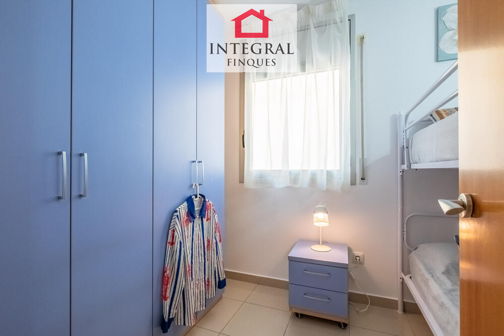 Habitació de lliteres amb armaris per desar la roba.
