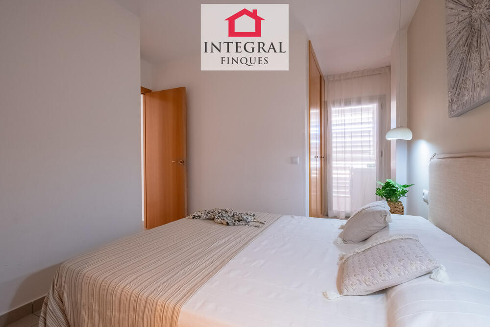 Habitació de matrimoni amb espai demmagatzematge.
