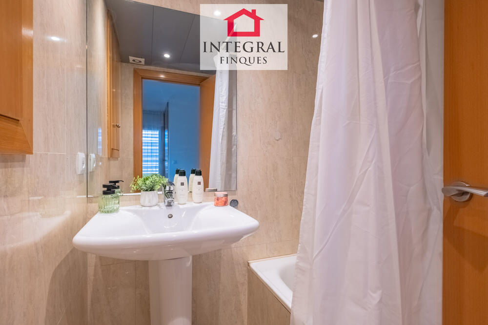 Lavabo en suite complet amb banyera.