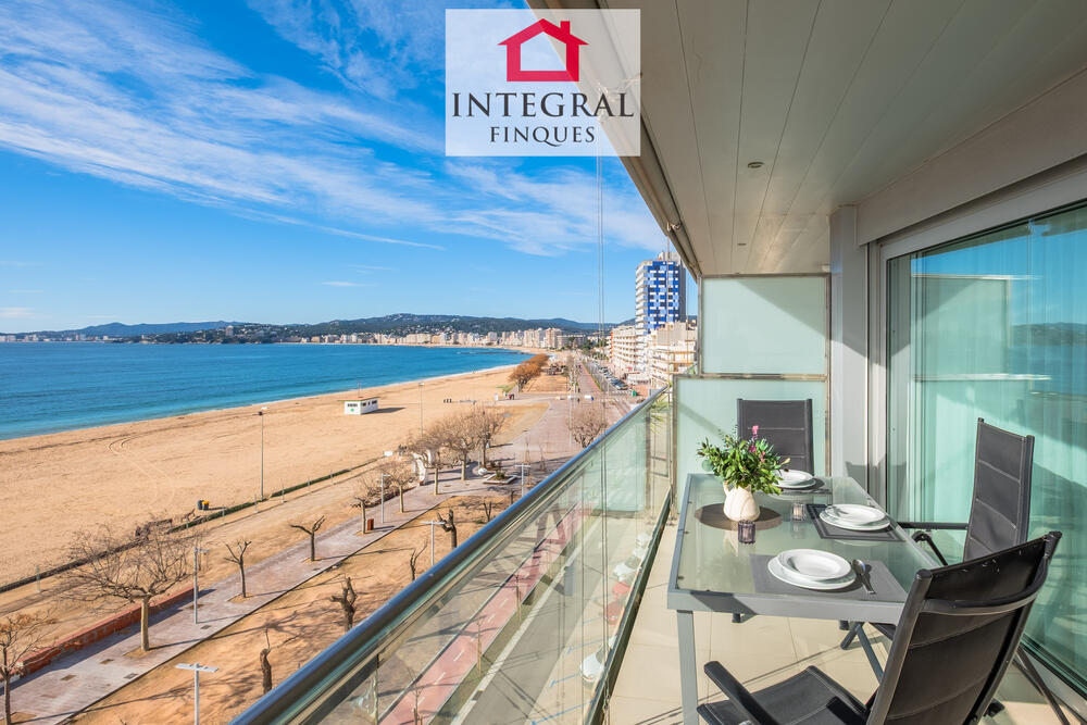 Apartament amb gran terrassa amb vista a la platja de Palamós i Sant Antoni.