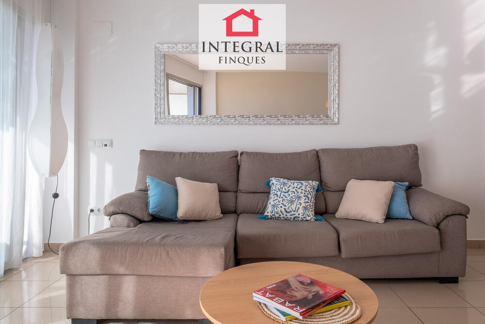 Sala d'estar amb gran sofà per descansar en família.