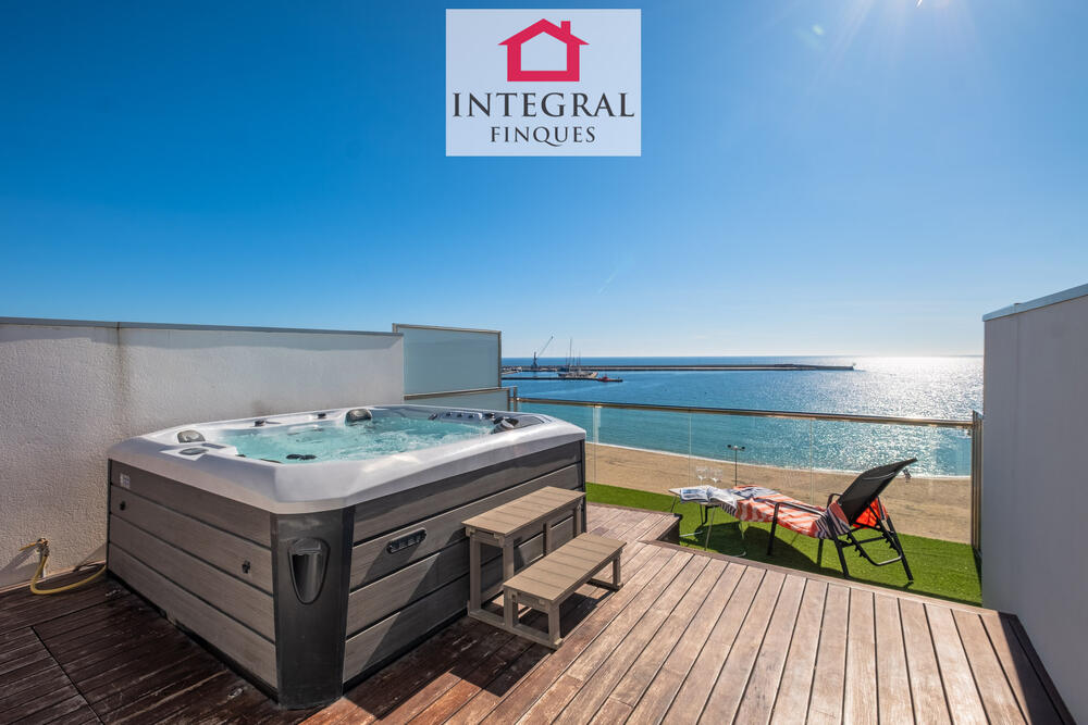 Preciós dúplex amb jacuzzi i vista a tota la badia de Palamós. Preciós dúplex amb jacuzzi i vista a tota la badia de Palamós.