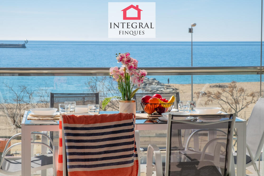 Àmplia terrassa amb vista directa a la Platja de Palamós. Àmplia terrassa amb vista directa a la Platja de Palamós.