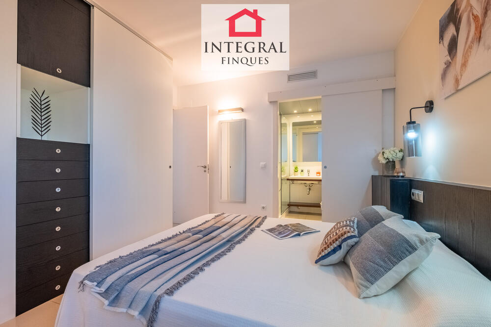Habitació matrimonial en suite amb armaris per guardar equipatge. Habitació matrimonial en suite amb armaris per guardar equipatge.