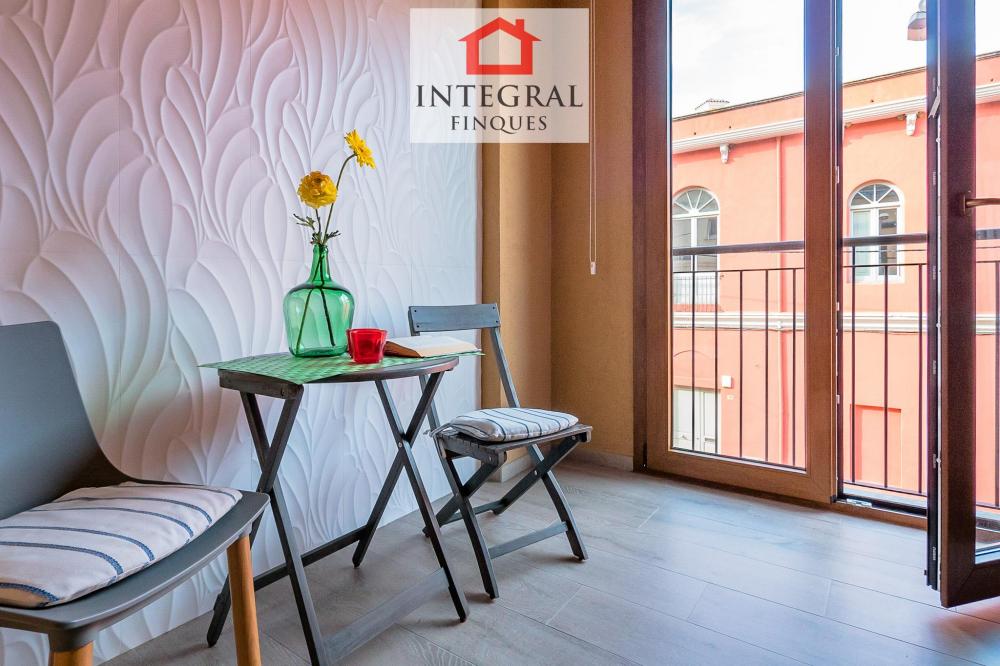 Terrassa interior ideal per relaxar-se amb un bon llibre. Terrassa interior ideal per relaxar-se amb un bon llibre.