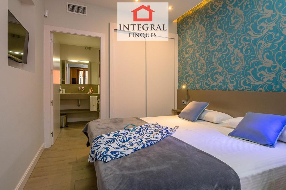Suite de matrimoni amb lavabo privat. Suite de matrimoni amb lavabo privat.
