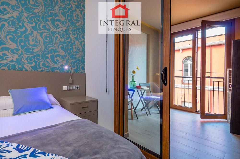 Accés a terrassa interior des de l'habitació de matrimoni. Accés a terrassa interior des de l'habitació de matrimoni.