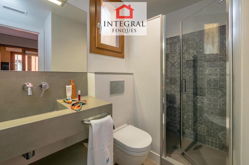 Lavabo de l'habitació de matrimoni amb dutxa. Lavabo de l'habitació de matrimoni amb dutxa.