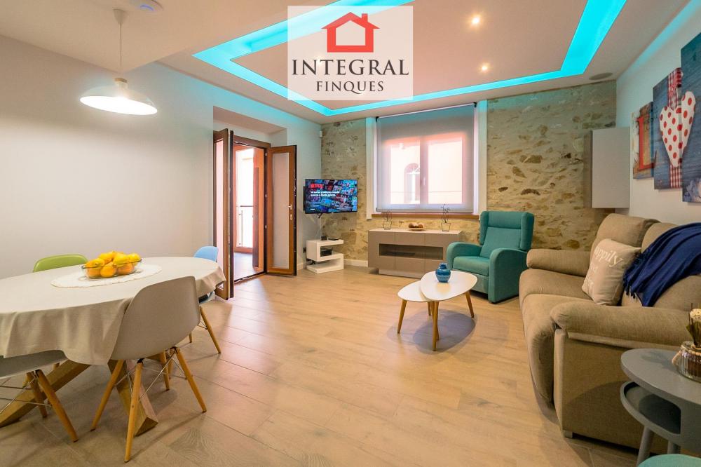 Sala d'estar i menjador amb espais diàfans i amplis. Sala d'estar i menjador amb espais diàfans i amplis.