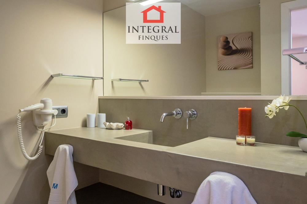 Lavabo totalment equipat i molt ampli. Lavabo totalment equipat i molt ampli.
