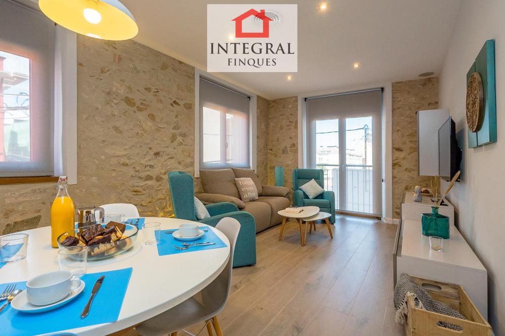 Sala d'estar amb zona per poder menjar en família. Sala d'estar amb zona per poder menjar en família.