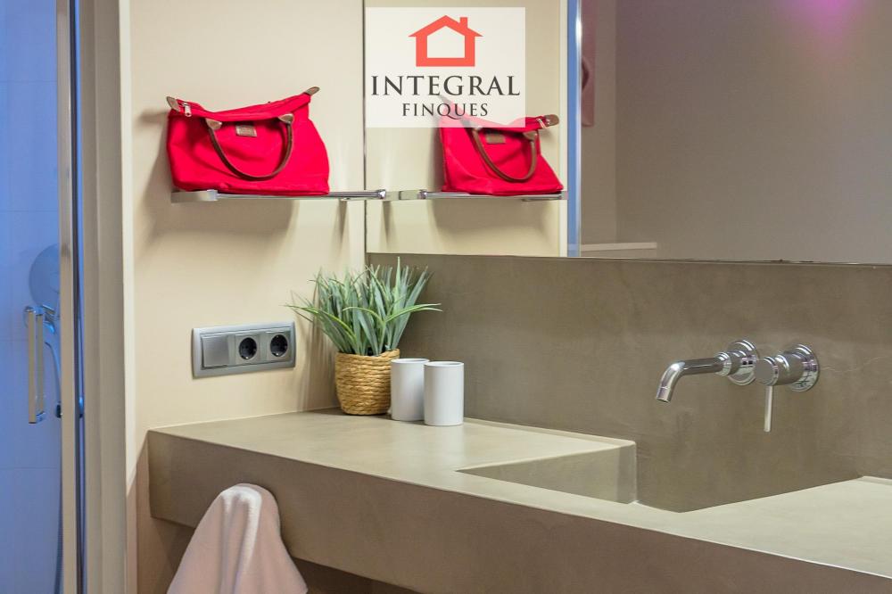 Lavabo totalment equipat i molt ampli. Lavabo totalment equipat i molt ampli.