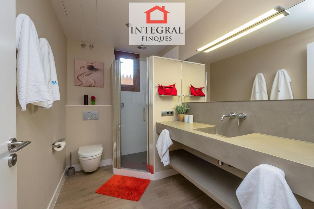 Lavabo complet amb dutxa. Lavabo complet amb dutxa.