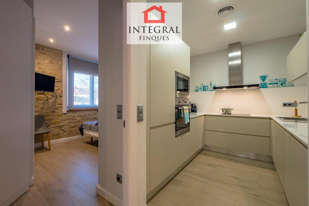 A una banda de la cuina trobem una habitació amb llit de matrimoni i televisió. A una banda de la cuina trobem una habitació amb llit de matrimoni i televisió.