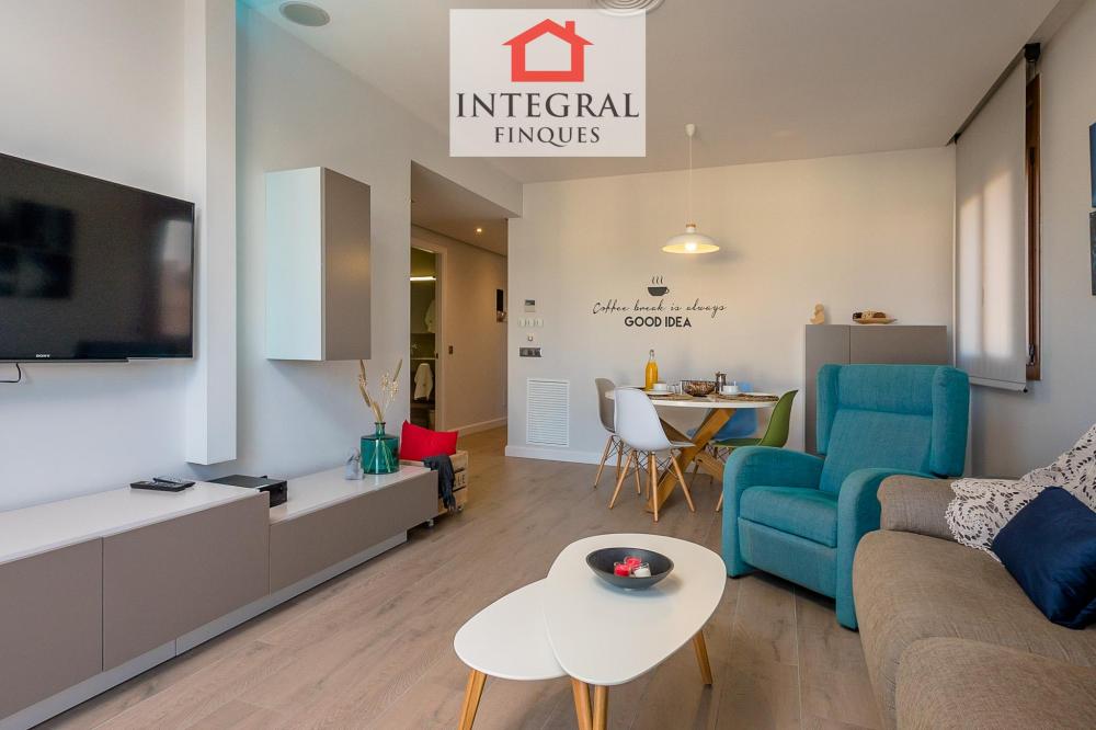 Sala d'estar i menjador en un mateix espai. Sala d'estar i menjador en un mateix espai.