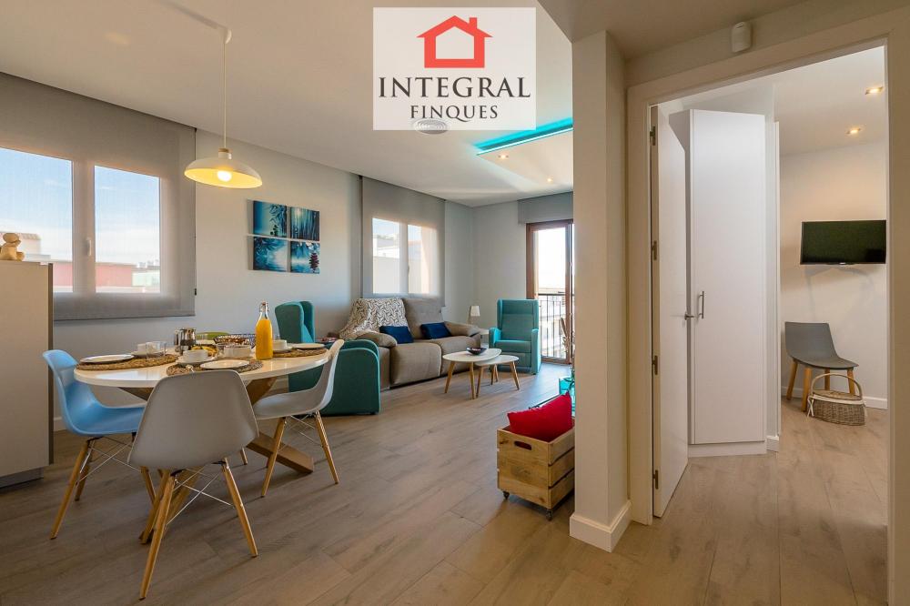 Sala d'estar amb zona per poder menjar en família. Sala d'estar amb zona per poder menjar en família.