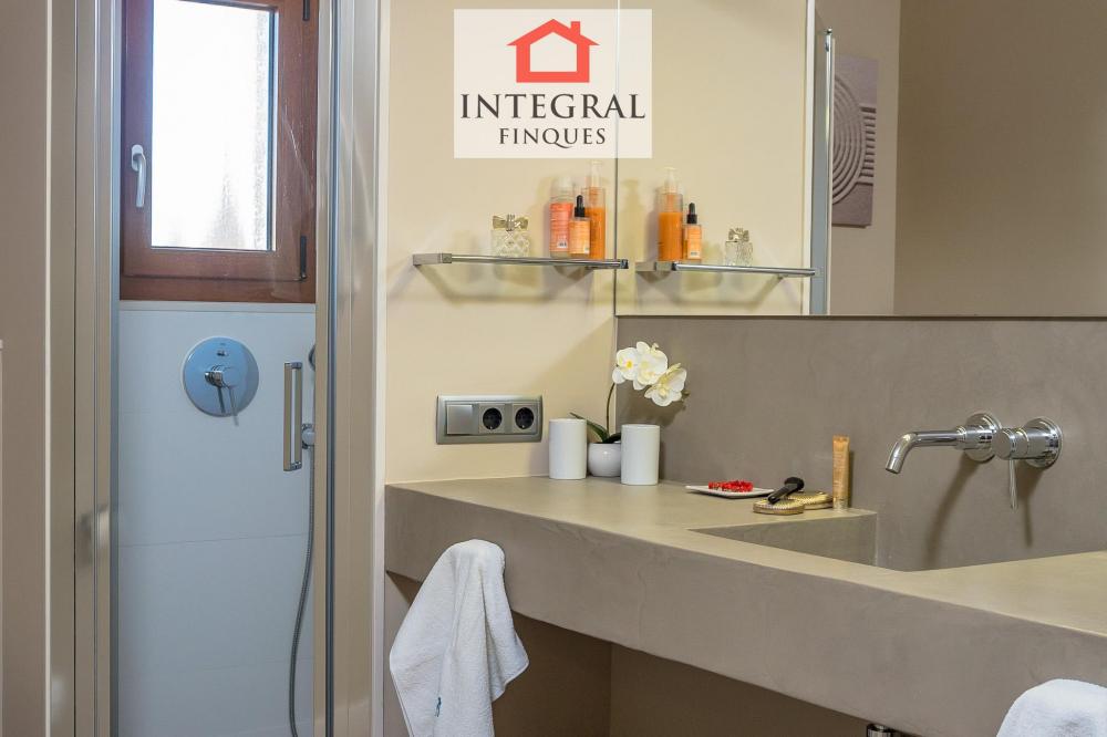 Lavabo totalment equipat i molt ampli. Lavabo totalment equipat i molt ampli.