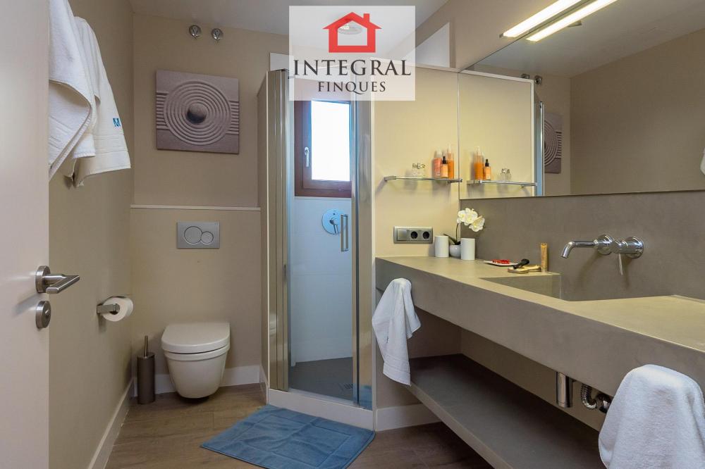 Lavabo complet amb dutxa. Lavabo complet amb dutxa.