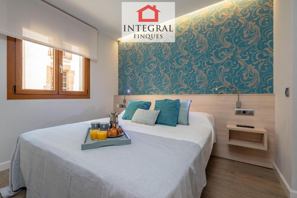 La suite principal, compta amb un llit de matrimoni i bany privat.