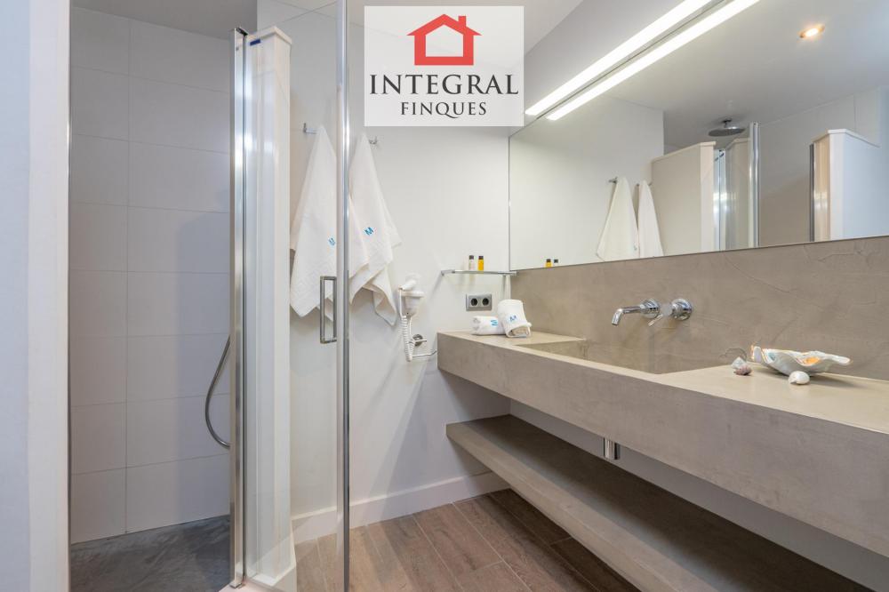 Bany de la suite principal, completament equipat amb dutxa.