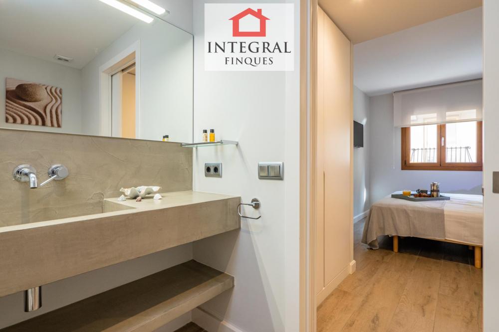 El bany de la suite està totalment reformat i ben equipat. La dutxa és molt àmplia.