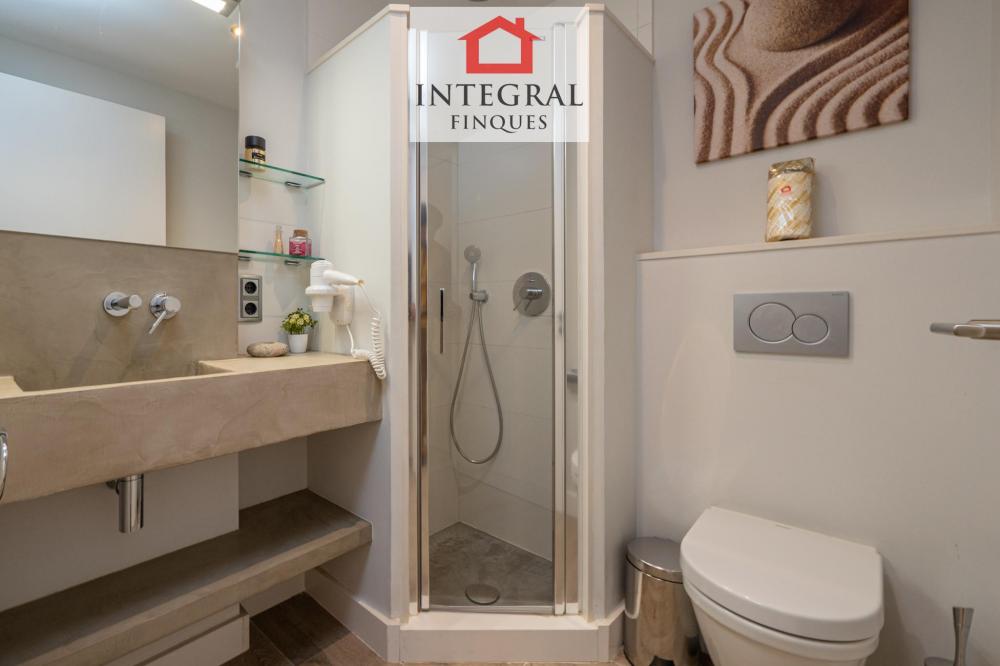Lavabo complet amb dutxa.