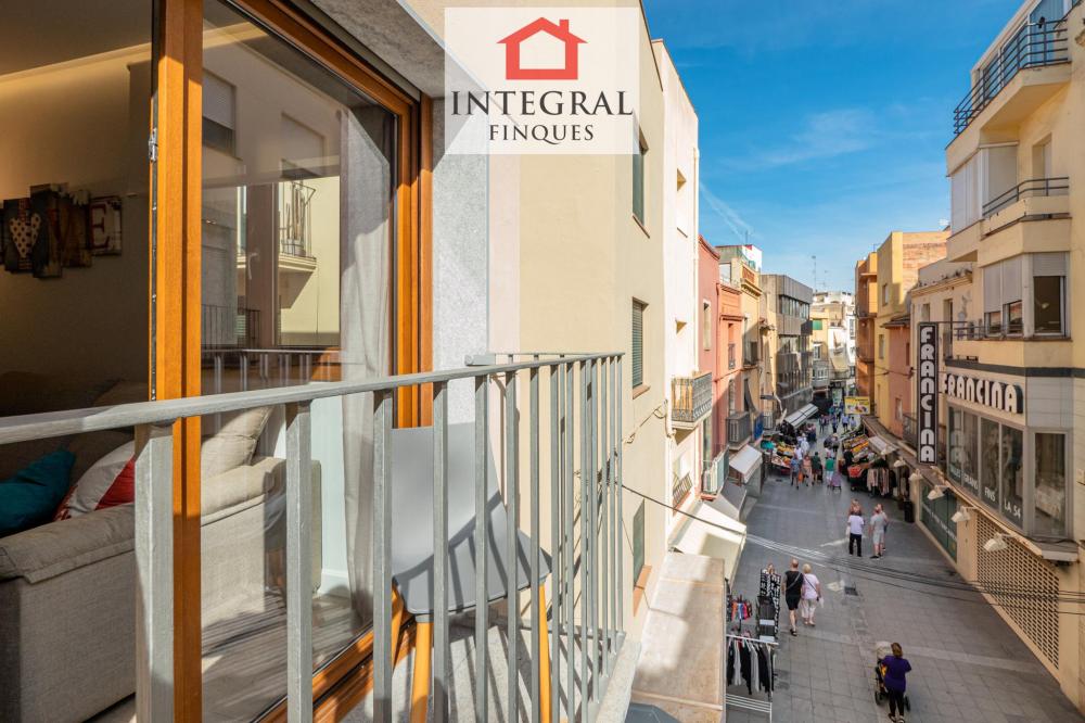 Al centre del Carrer Major.