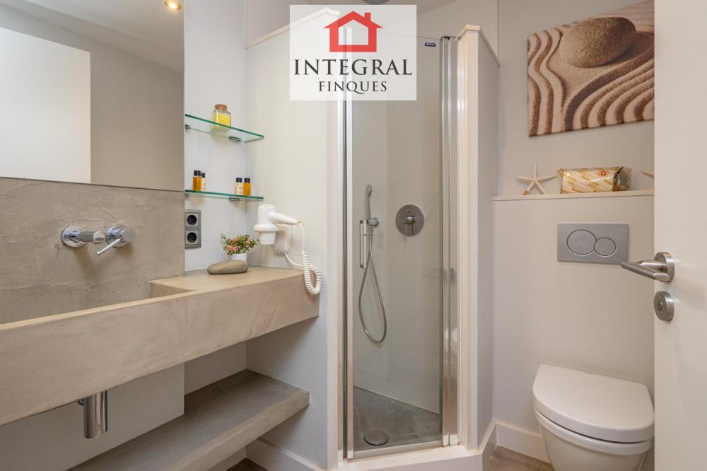 Lavabo complet amb dutxa.